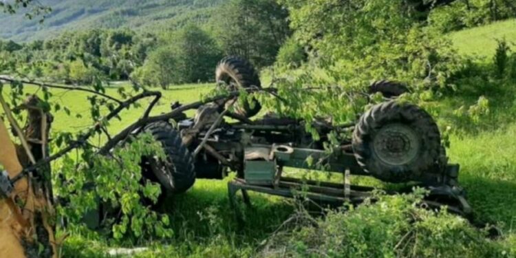 PRIJEPOLJE: PREVRNUO SE KAMION, MUŠKARAC SA TEŠKIM POVREDAMA HELIKOPTEROM TRANSPORTOVAN U BEOGRAD