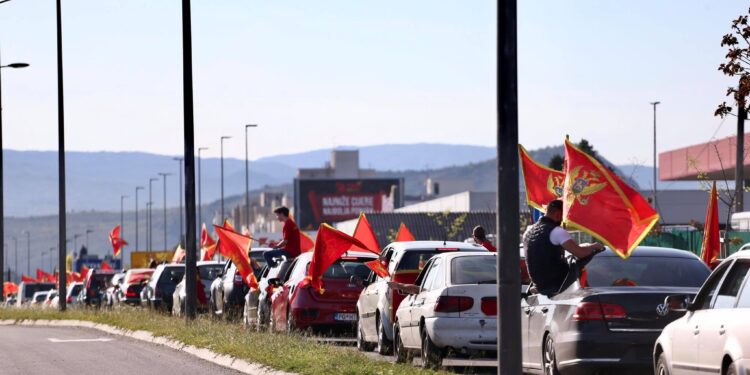 (VIDEO) INCIDENT U PODGORICI: Podržavaoci nove vlasti SA MAJICAMA, SRBIJA, KAMENOVALI PATRIOTE