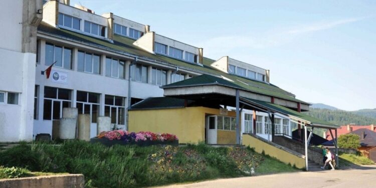 Rožaje: Osnovac ubo vršnjaka nožem ispred škole