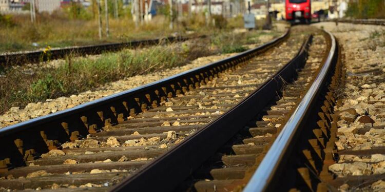 Mladić u Rumi poginuo kada je pokušao da se popne na vagon teretnog voza