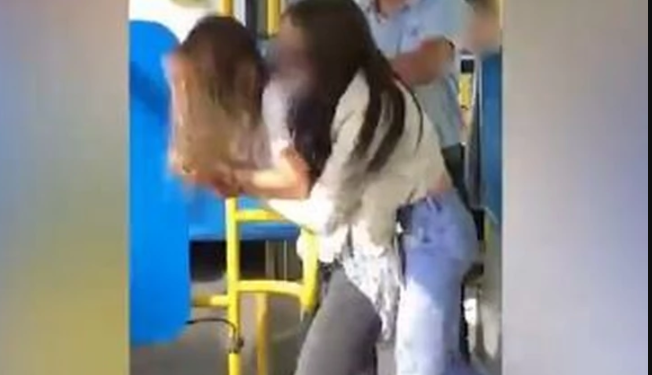 (VIDEO) Beograd: “BRIŠI BROJ MOG DEČKA!” Otkriven razlog tuče dvije djevojke u gradskom autobusu, u obračunu deblji kraj izvukao vozač