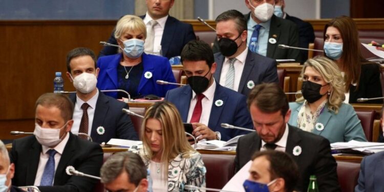 U Skupštini Crne Gore “Cvijet Srebrenice” nosi dio vlasti i opozicije