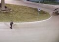 UŽAS- VUKAO POLICAJCA KOLIMA: Dao gas i skoro se prevrnuo, isplivao ŠOK snimak… (foto i video)