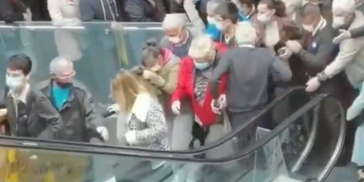 Haos u Ušću: Ljudi gaze jedni preko drugih zbog vakcine i vaučera od 3.000 dinara