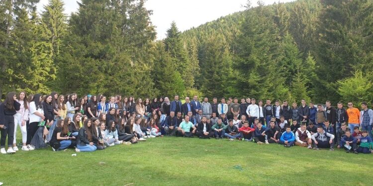 “Sinan-begova medresa” iz Novog Pazara, organizovala izlet za osmake tutinskih osnovnih škola