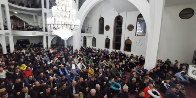 U Sultan Fatih džamiji noćnim namazom obilježena noć Lejletul-kadra