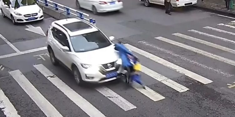 UZNEMIRUJUĆI VIDEO iz Sandžaka: Automobil pokosio pješaka i odbacio ga nekoliko metara