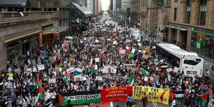 Izašli na ulice Njujorka sa transparentima “Kraj izraelskoj okupaciji i racijama”