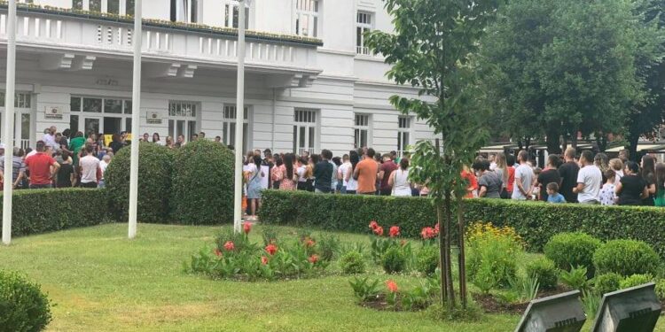 Građani u Podgorici protestovali zbog hapšenja samohranog oca, sutra novo okupljanje