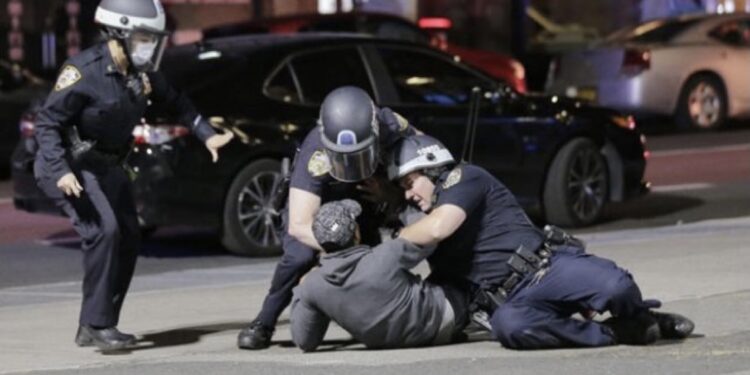 MIGRANTI RANILI POLICAJCA U BEOGRADU: Alžirci obili kiosk pa se sukobili sa pripadnicima MUP-a