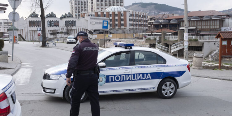 UHAPŠEN LAŽNI POLICAJAC U NOVOM PAZARU! Lupao ljudima na vrata noseći značku oko vrata
