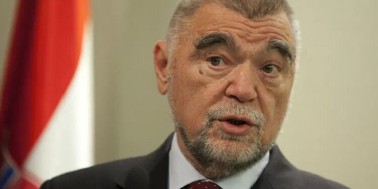 Mesić: Toliko se ratovalo i krvi prolilo, a granice nisu ni za milimetar promijenjene