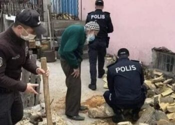 Turski policajci pomažu starijim osobama na razne načine