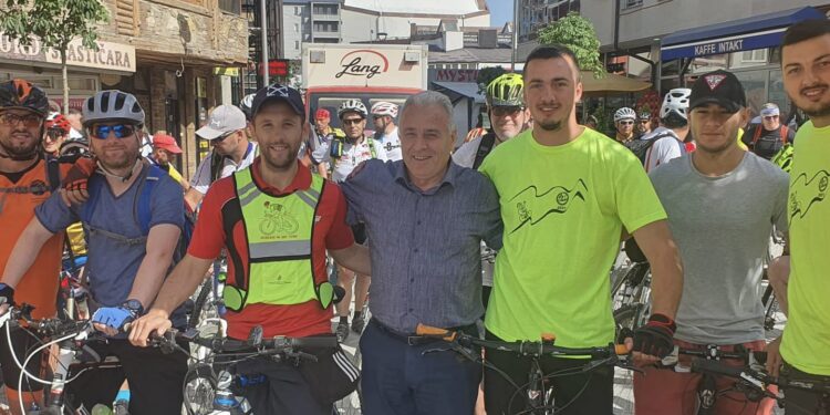 (VIDEO) Učesnici biciklističkog maratona jutros iz Tutina preko Pešteri nastavili put prema Sjenici