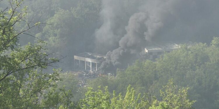 (VIDEO) ČAČAK: Serije eksplozija tokom noći i jutra na delu fabrike za skladištenje i čuvanje municije