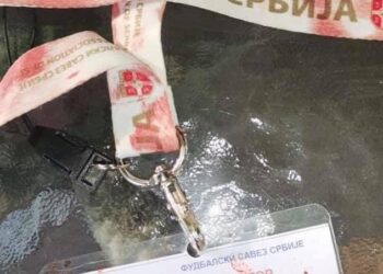 Krvava službena legitimacija dr. Bošnjaka napadnutog sinoć na utakmici u Beogradu