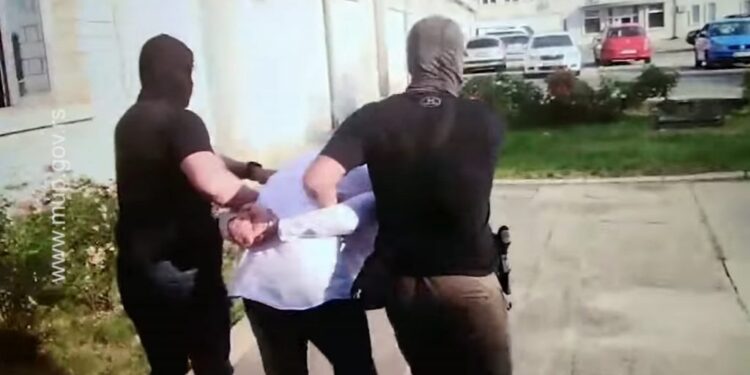 (VIDEO) Objavljen snimak hapšenja inspektora koji je odavao tajne Kavčkom klanu