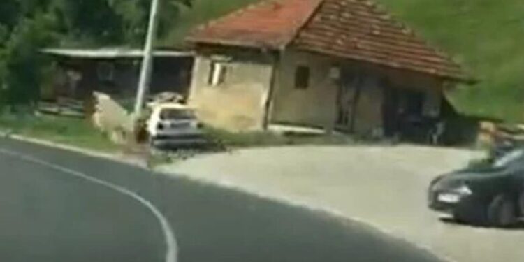 (VIDEO) Snimljena nesreća: Golf “krivudao” po cesti, pa završio u bašti kuće