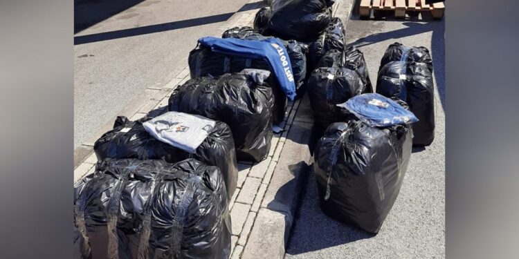 Na graničnom prijelazu Špiljani u toaletu autobusa pronašli firmiranu garderobu milionske vrijednosti