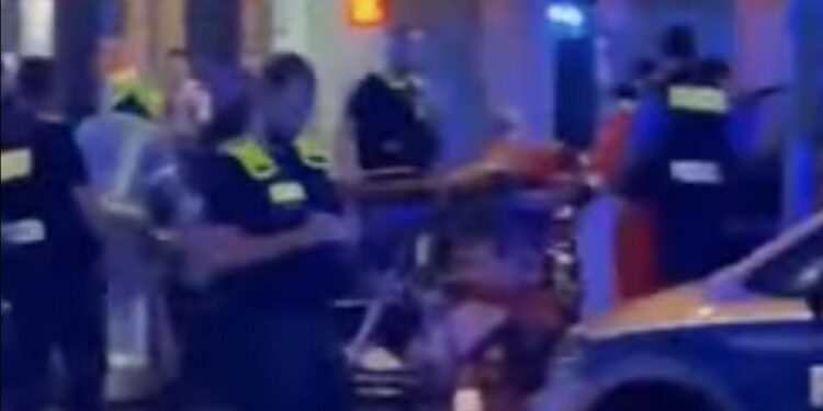 (VIDEO) Naši zemljaci telefonom snimili pružanje Prve pomoći ranjenim Novopazarcima u Berlinu