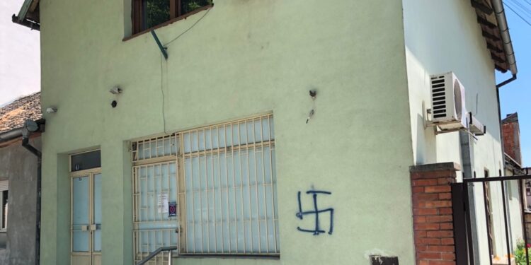 Nacrtan Kukasti krst na zgradi novosadske islamske zajednice