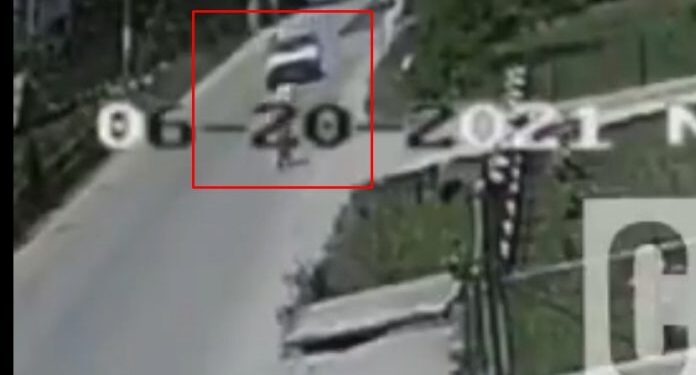 (VIDEO) STRAŠAN SNIMAK IZ BOSNE: UDARIO BICIKLISTU, ODBACIO GA 5 METARA U ZRAK