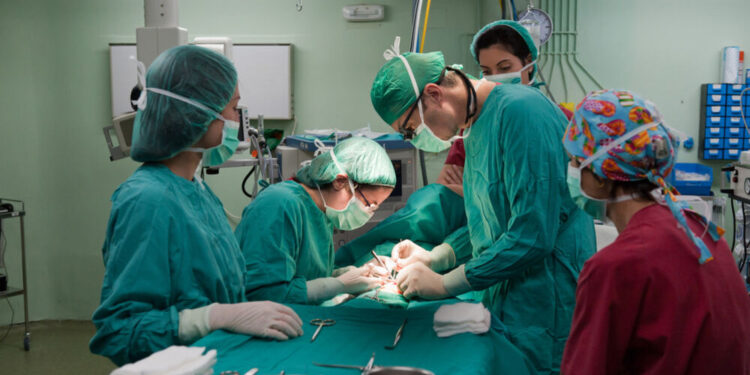 Podgorica: Doktoru zaraženom koronom naređeno da operiše pacijenta