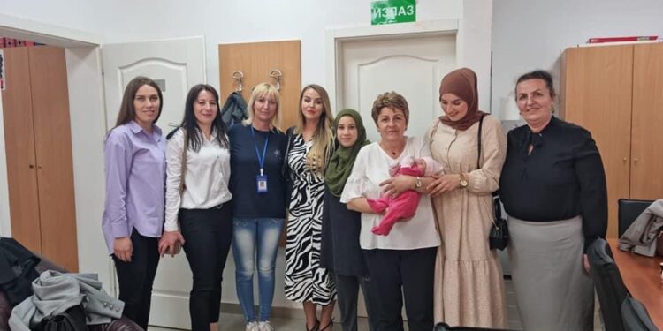Na Svjetski dan izbjeglica Organizacija žena SDA iz Tutina azilantkinjama darovala prigodne poklone