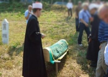 DOGAĐAJ NA DŽENAZI KAKAV SE NE PAMTI: PREMINUO ZATRPAVAJUĆI GROB KOMŠIJE