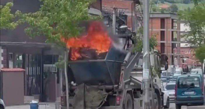 (VIDEO) NEVJEROVATNA SCENA U NOVOM PAZARU! Transport kontejnera u plamenu kroz grad