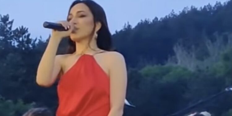 (VIDEO) U Srbiji zgroženi potezom crnogorske pjevačice: Usred Nikšića zapjevala ‘Sude mi’