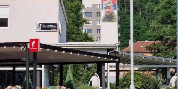 Nema kraja provokacijama iz Foče: Ogromna fotografija Ratka Mladića osvanula na zgradi