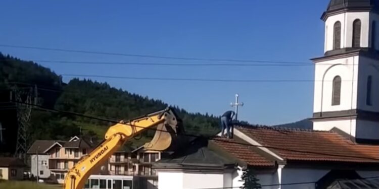 (VIDEO) Ekskluzivno: Bageri u dvorištu nane Fate Orlović ruše crkvu