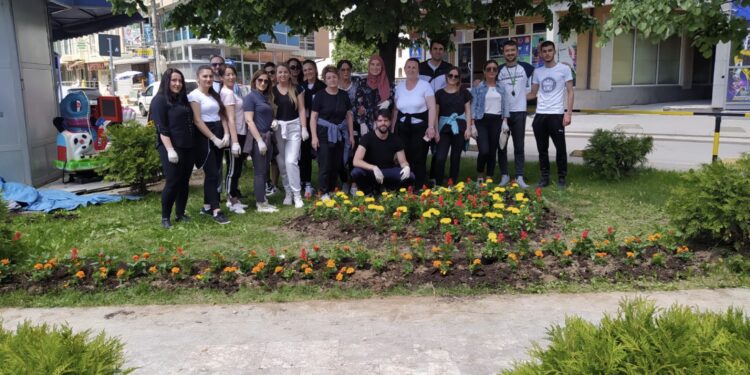 (FOTO) ORGANIZACIJA ŽENA SDA I NARODNA POSLANICA SELMA KUČEVIĆ ORGANIZOVALI AKCIJU SADNJE CVIJEĆA U TUTINU