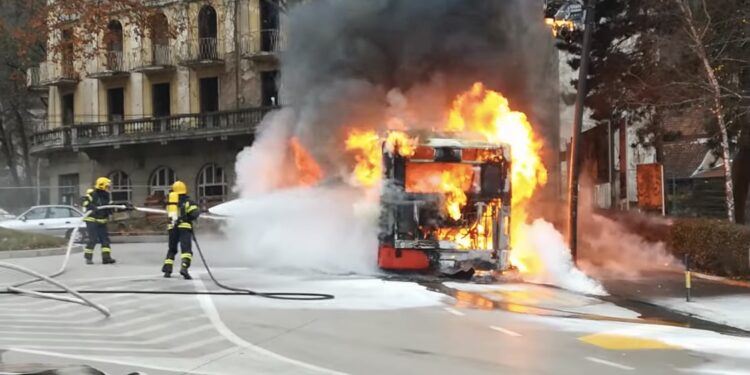 (VIDEO) Drama u Beogradu: Gradski autobus u plamenu