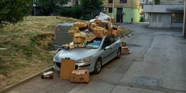Sarajlije zatrpale smećem automobil koji je parkiran pored kontejnera