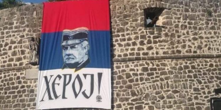 Karneval četništva u Trebinju: Na zidinama Starog grada osvanula zastava podrške krvoloku Ratku Mladiću