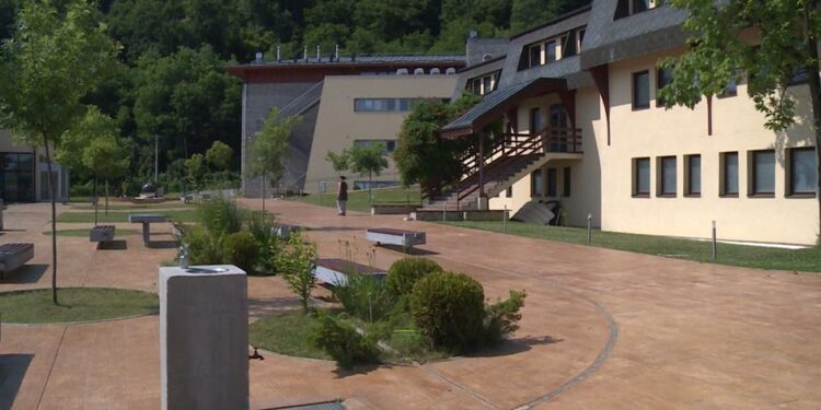 Nastavnik osumnjičen za zlostavljanje maloljetnika u Petnici ipak nije priveden