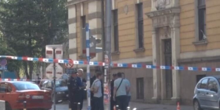 UŽAS U PROKUPLJU: Sačekao bivšu ženu i pucao joj u leđa, a onda okrenuo cijev ka sebi!