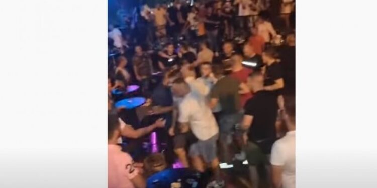(VIDEO) Tuča na koncertu Ace Lukasa u Budvi, potukle se djevojke, a onda i momci