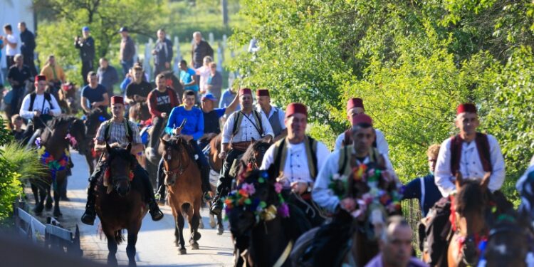Konjanici krenuli ka Ajvatovici, najvećem dovištu u Evropi