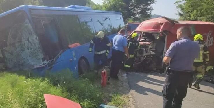 STRAŠNE FOTOGRAFIJE SAOBRAĆAJNE NESREĆE: SUDARILI SE AUTOBUS I KOMBI, POVRIJEĐENA JEDNA OSOBA