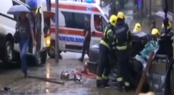 8 povrijeđenih u udesu: Zakucao se u parkirana kola, pa odleteo na kolovoz i sudario se s još jednim automobilom