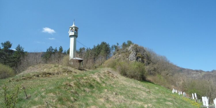 Munara bez džamije pod starim gradom nad Vrbasom