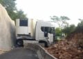 Hrvatska: Na suženom dijelu ceste kamionom se zabio u betonske blokove