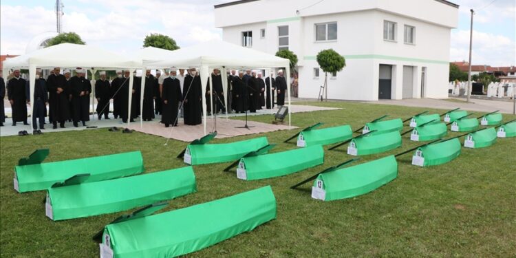 Klanjana kolektivna dženaza u Brčkom: Osamnaest neidentifikovanih civila pronašlo svoj vječni smiraj