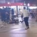 (VIDEO) GRUPA MOMAKA UDARA JEDNOG MLADIĆA, DJEVOJKE ZAPOMAŽU: SNIMAK TUČE ŠIRI SE INTERNETOM