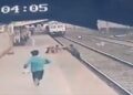 (VIDEO) Heroj iz Indije spasio dijete od nadolazećeg voza: Pogledajte snimku!