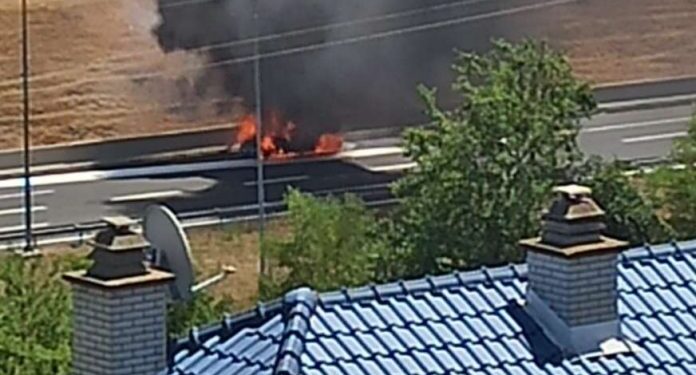 ZAPALIO SE AUTOMOBIL U KOME SU BILI MAJKA I DJECA: TRAGEDIJA JEDVA IZBJEGNUTA