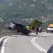 PRIZORI SA MJESTA NESREĆE LEDE KRV U ŽILAMA: AUTOMOBIL SE JEDVA ZADRŽAO NA BANKINI